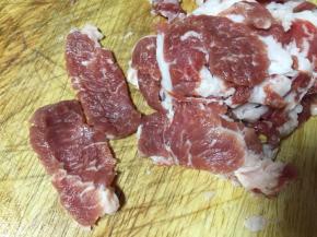 肉切片，放入一勺淀粉适量的盐调均匀