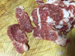 肉切片，放入一勺淀粉适量的盐调均匀