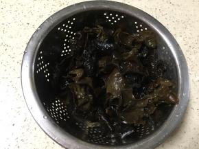 黑木耳泡软化四倍大，洗净撕小朵沥干水分备用