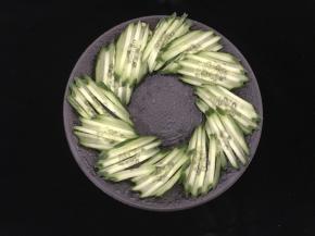 青瓜打底，怕肉肉油腻的可以夹着青瓜一起吃，青爽多了