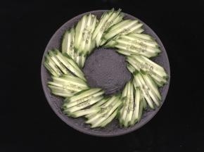 青瓜打底，怕肉肉油腻的可以夹着青瓜一起吃，青爽多了