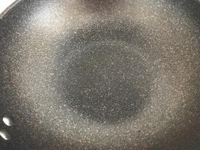 干净无水无油的锅加热