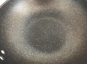 干净无水无油的锅加热