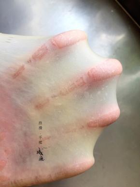 我是手揉的，，20分钟出膜。厨师机揉出膜更快