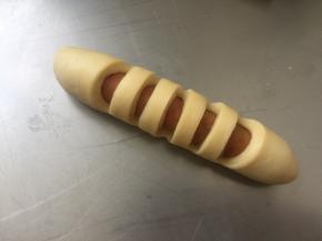 翻过来，放入烤盘。依次做好，准备醒发。温度～35-40度，湿度～80。35分钟左右，以面团的状态为主。二发结束后，180度，上下火，中层，烤13～15分钟。