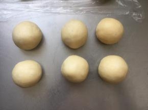 均匀分成6等份，搓圆醒面15分钟。注意加盖保鲜膜防干