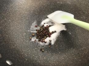 放入花椒炒出香味