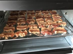 送入预热好的烤箱里210度中层上下火约12分钟，边角卷起微焦便可