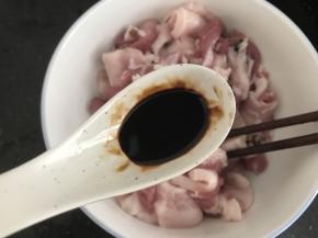 放入半勺老抽上色