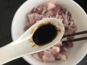 放入半勺老抽上色