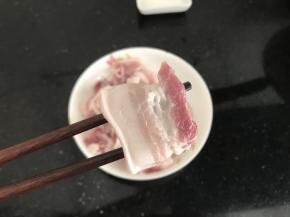 首先五花肉洗干净，擦干表面水份后切薄片备用