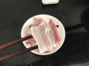 首先五花肉洗干净，擦干表面水份后切薄片备用