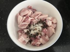 倒进五花肉片里