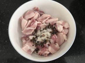 倒进五花肉片里