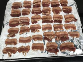 腌好后，烤网上铺好锡纸
把五花肉铺在锡纸上面