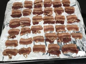 腌好后，烤网上铺好锡纸
把五花肉铺在锡纸上面