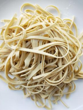 千张洗净，切细丝。