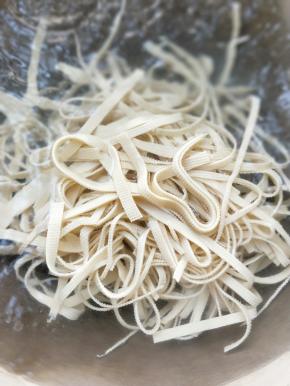 锅中水烧开，放千张煮沸。