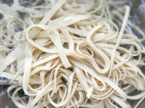 锅中水烧开，放千张煮沸。