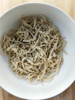 捞出，沥干，放凉装大碗中。