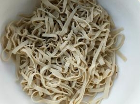 捞出，沥干，放凉装大碗中。