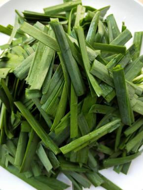 春韭洗净，切寸断。