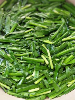 锅中水烧开，放韭菜段，煮沸即刻捞出沥干。