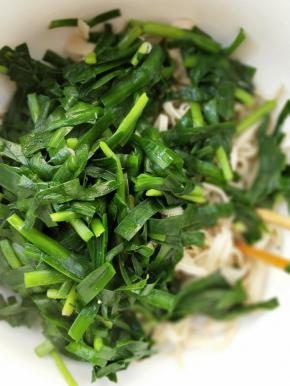 把沥干水的韭菜倒入千张碗中。