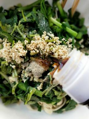 放炒熟的白芝麻和生抽。