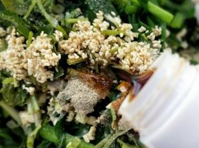 放炒熟的白芝麻和生抽。