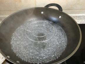 锅里倒入适量水烧开