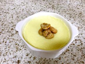 摆上腰果，美味的牛奶炖蛋好啦