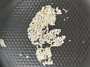 不粘锅炒熟白芝麻。