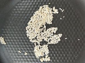 不粘锅炒熟白芝麻。