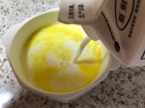 加入牛奶搅拌均匀