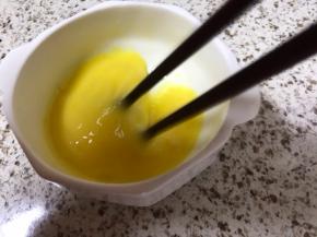 鸡蛋加白砂糖打散