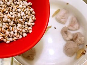 加入淘洗干净的薏仁