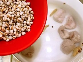 加入淘洗干净的薏仁