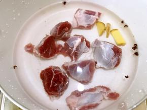 首先锅里加水姜片花椒粒猪展肉焯水