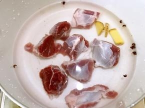 首先锅里加水姜片花椒粒猪展肉焯水