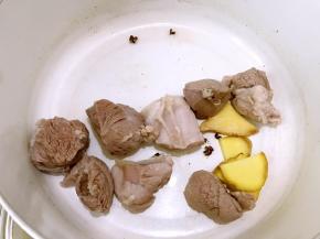 焯好水的猪展肉清洗干净
锅里重新放入姜片，花椒，猪展肉