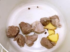 焯好水的猪展肉清洗干净
锅里重新放入姜片，花椒，猪展肉