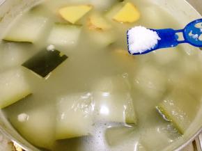 加入适量盐调味