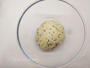 面团团圆之后放入大碗中，盖上保鲜膜，放到温暖的地方，室温发酵。