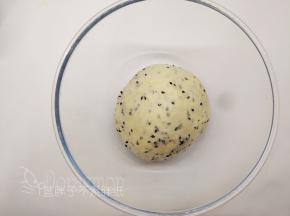 面团团圆之后放入大碗中，盖上保鲜膜，放到温暖的地方，室温发酵。