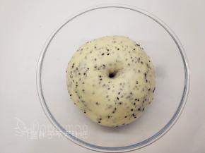 大概50分钟后，面团发酵到两倍大，手指沾面粉戳一个洞，不回缩、不塌陷即表示发酵完成。