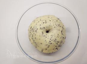 大概50分钟后，面团发酵到两倍大，手指沾面粉戳一个洞，不回缩、不塌陷即表示发酵完成。