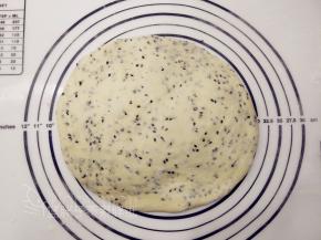 发酵好的面团按压排气，也可以借助排气擀面杖进行排气。