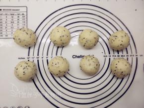 排好气的面团平均分成8个面团，将它们都滚圆之后盖上保鲜膜松弛15分钟。