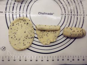 松弛好的面团压扁，用擀面杖擀成椭圆形面皮，之后由上往下卷起来，卷成长条形，底部和两端的收口一定要捏紧。